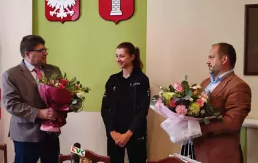 Czwarta zawodniczka Tour de France Femmes z wizytą w wieluńskim ratuszu