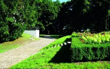 Muzeum Wnętrz Dworskich w Ożarowie z nowym brukiem