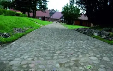 Muzeum Wnętrz Dworskich w Ożarowie z nowym brukiem
