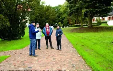Muzeum Wnętrz Dworskich w Ożarowie z nowym brukiem
