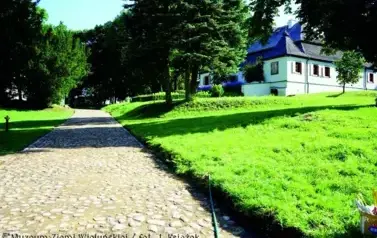 Muzeum Wnętrz Dworskich w Ożarowie z nowym brukiem