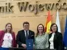 Podpisanie umowy Joannę Skrzydlewską &ndash; Marszałek Wojew&oacute;dztwa Ł&oacute;dzkiego i Agnieszka Ryś - Wicemarszałek Wojew&oacute;dztwa Ł&oacute;dzkiego oraz Pawła Okrasę - Burmistrza Wielunia i Annę Podg&oacute;rniak &ndash; Skarbnika Miasta.