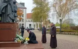 Święto Niepodległości składanie kwiat&oacute;w