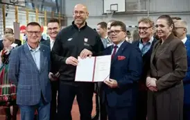 Wręczenie decyzji o przyznaniu dofinasowania na budowę Orlika w Wieluniu