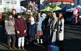 Jarmark Bożonarodzeniowy ubieranie choinek